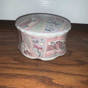 Vintage round‎ Chinese porcelain trinket box